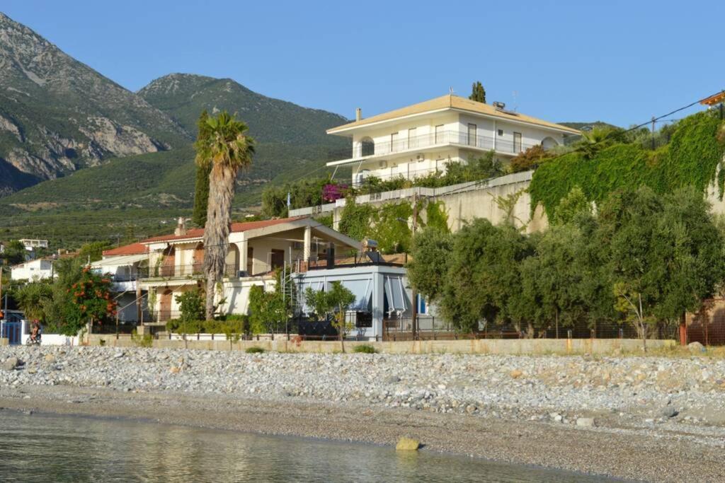 Melenia'S Sea Front House Villa Kalamata Bagian luar foto