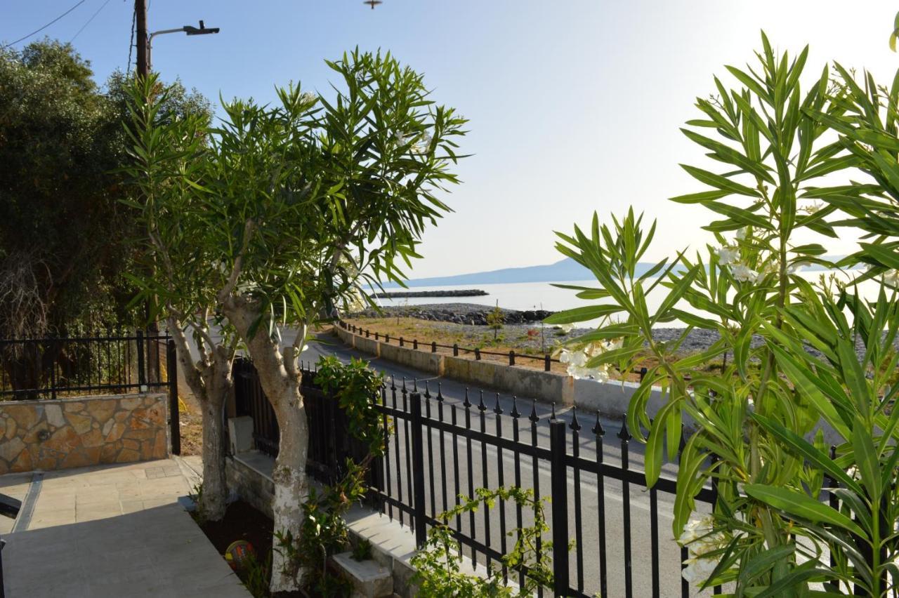 Melenia'S Sea Front House Villa Kalamata Bagian luar foto